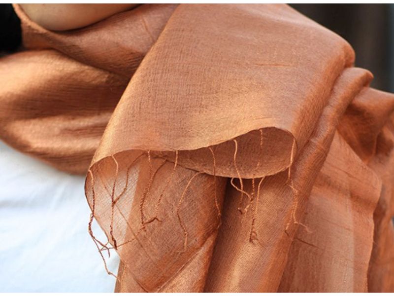 Có nhiều cách khác nhau quàng khăn lụa tơ tằm 