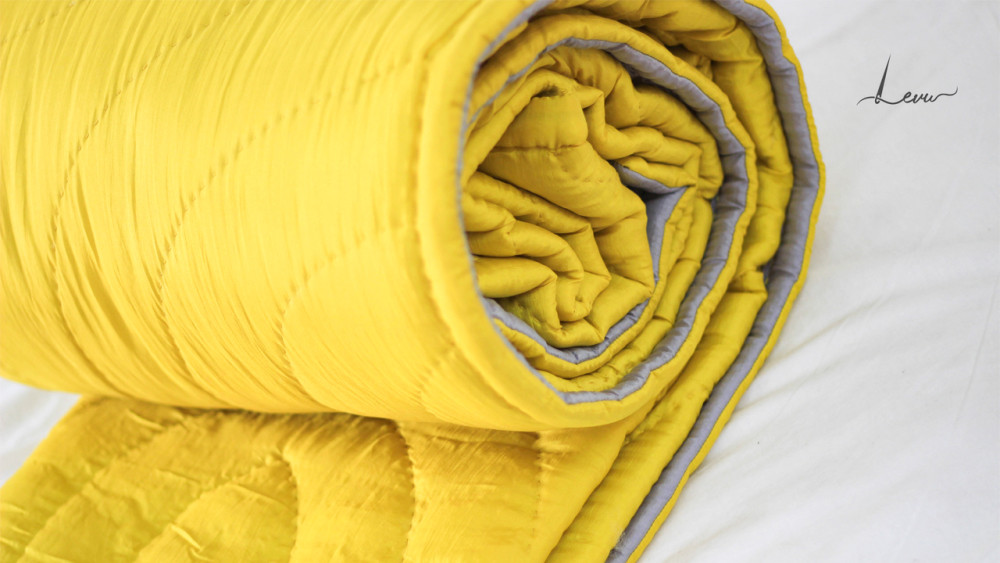 Bộ chăn ga gối màu vàng phù hợp với không gian ngủ lãng mạn