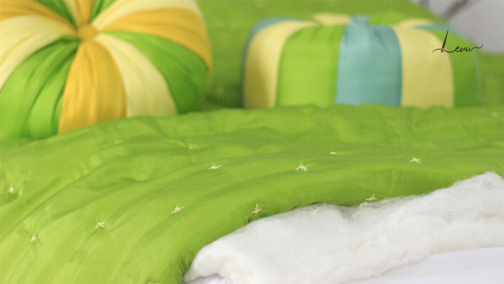 Chăn lụa tơ tằm xanh lá cây là một trong những lựa chọn trang trí nội thất phổ biến