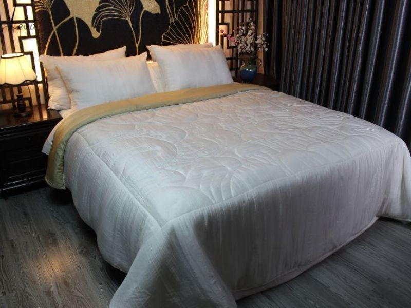 Giá Chăn Lụa Tơ Tằm Dao động Theo Nhiều Yếu Tố