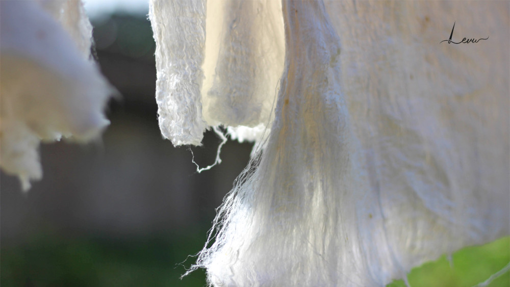 Khăn lụa tơ tằm tự nhiên mịn, mảnh nhưng chắc chắn