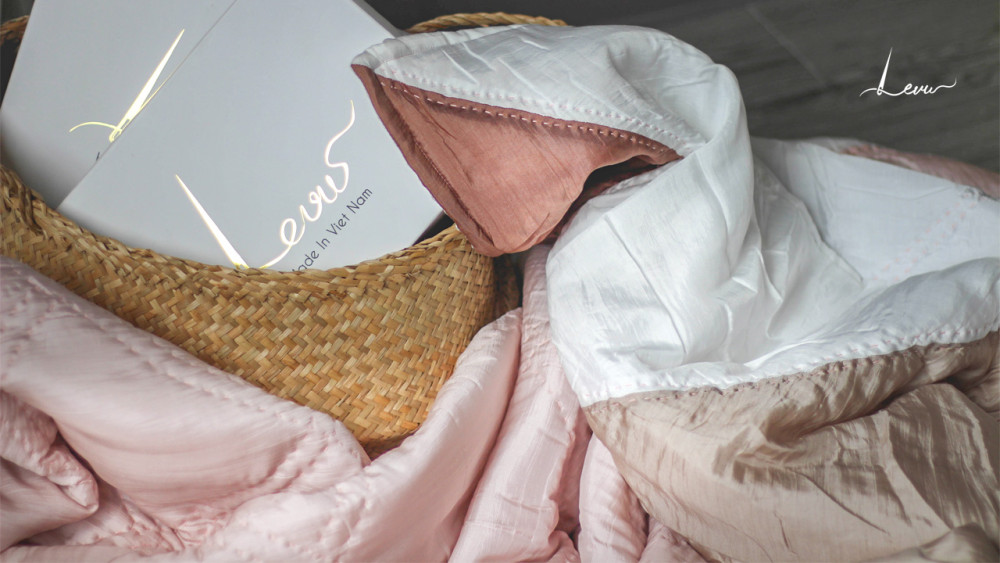 Họa tiết chăn ga gối được thêu hoặc khâu thủ công tỉ mỉ