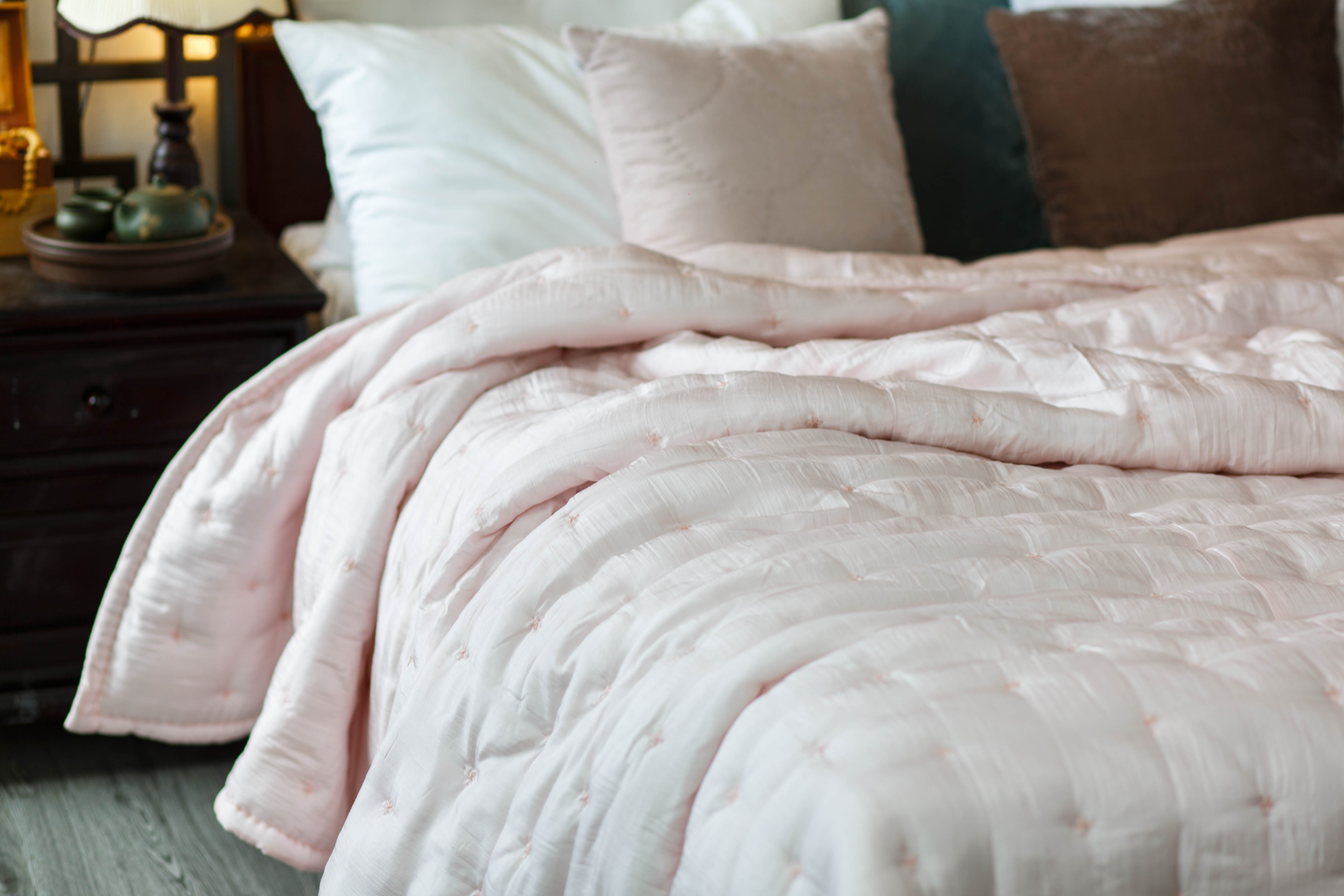 Đặc Điểm Nổi Bật của Chăn Ga Lụa Tơ Tằm Màu Hồng Đặc Điểm Nổi Bật của Chăn Ga Lụa Tơ Tằm Màu Hồng