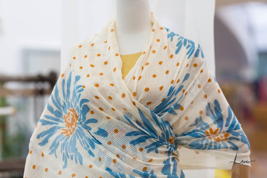 Khăn Lụa Nên Dành Tặng Ai?