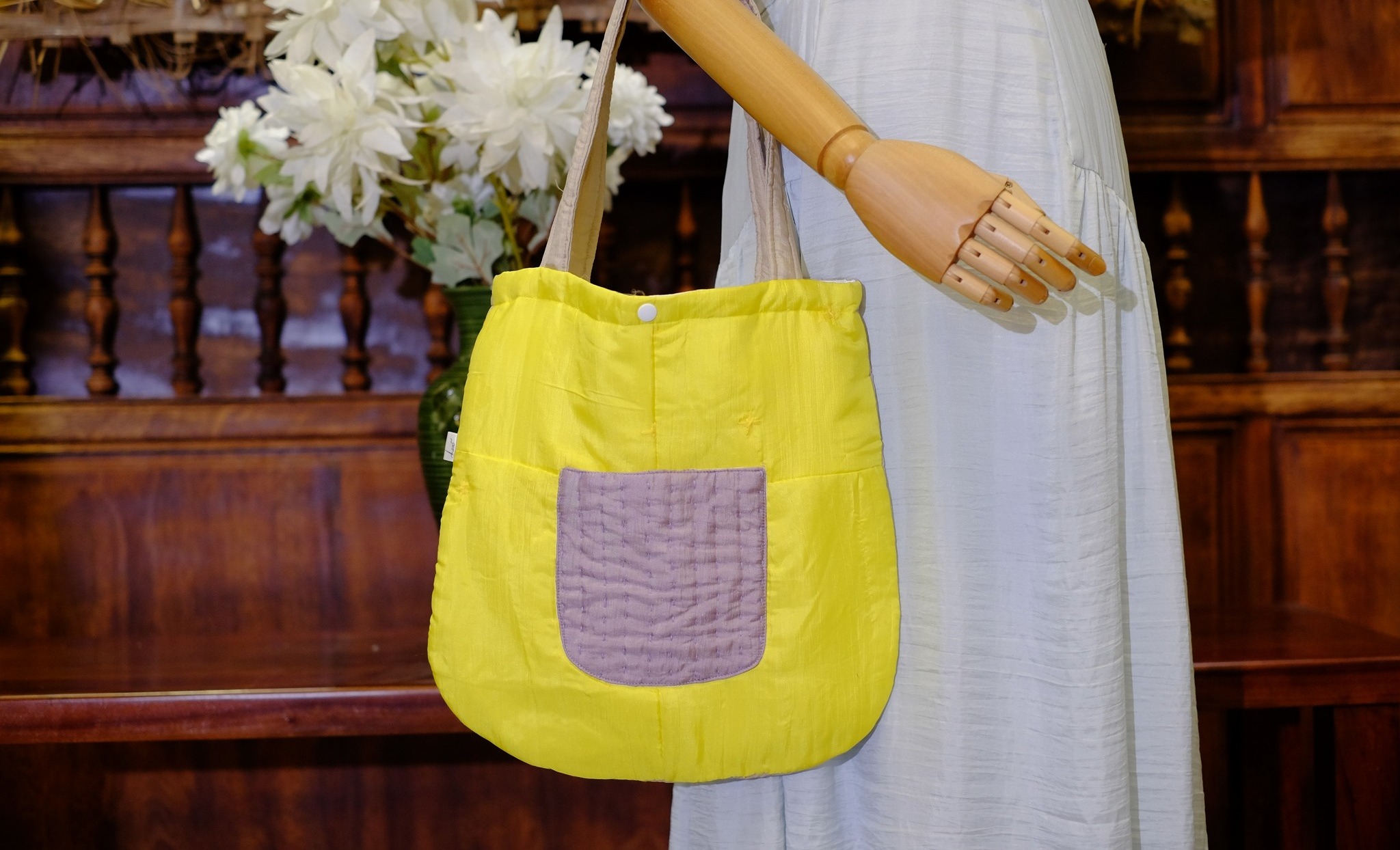 Mỗi chiếc túi lụa tơ tằm độc bản đều mang nét đẹp riêng có Mỗi chiếc túi lụa tơ tằm độc bản đều mang nét đẹp riêng có