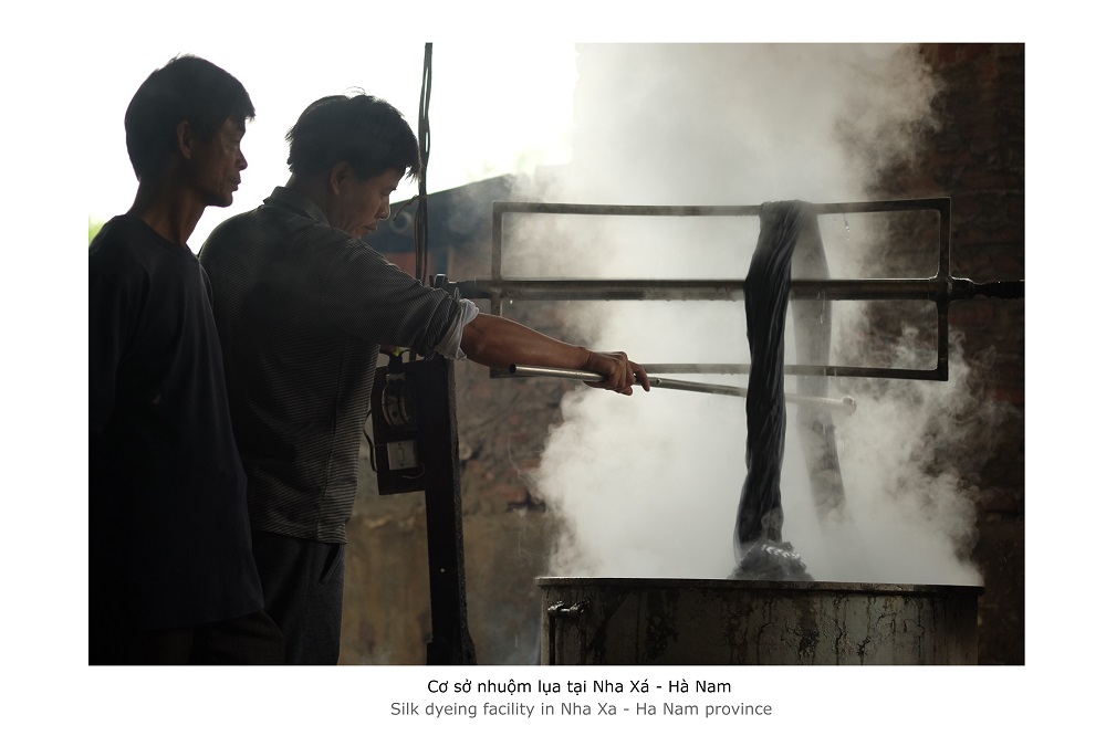 Tại sao lụa tơ tằm bị ra màu?